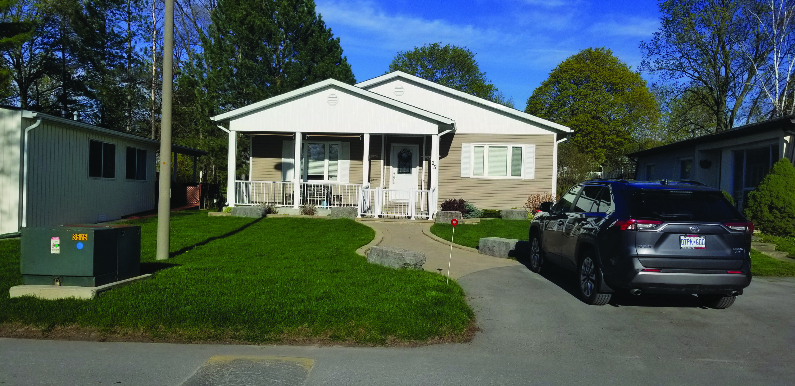 Level Modular Home in Ontario with car in driveway